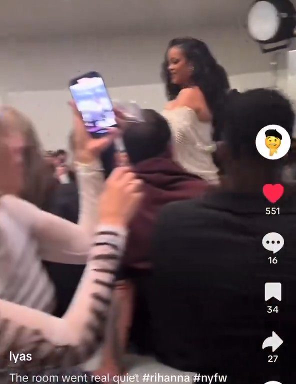 Rihanna ignora a Naomi Campbell durante desfile de moda: video viral