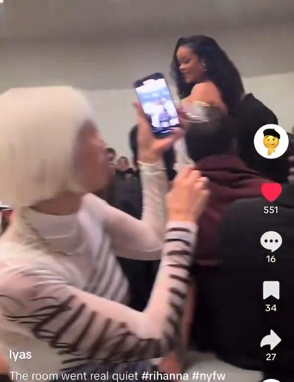 Rihanna ignora Naomi Campbell durante sfilata: video virale