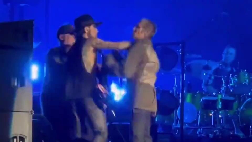 Pelea entre cantante y guitarrista de Jane's Addiction, aquí el motivo