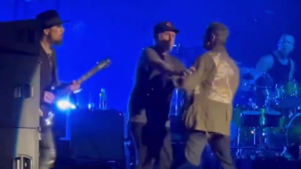 Pelea entre cantante y guitarrista de Jane's Addiction, aquí el motivo