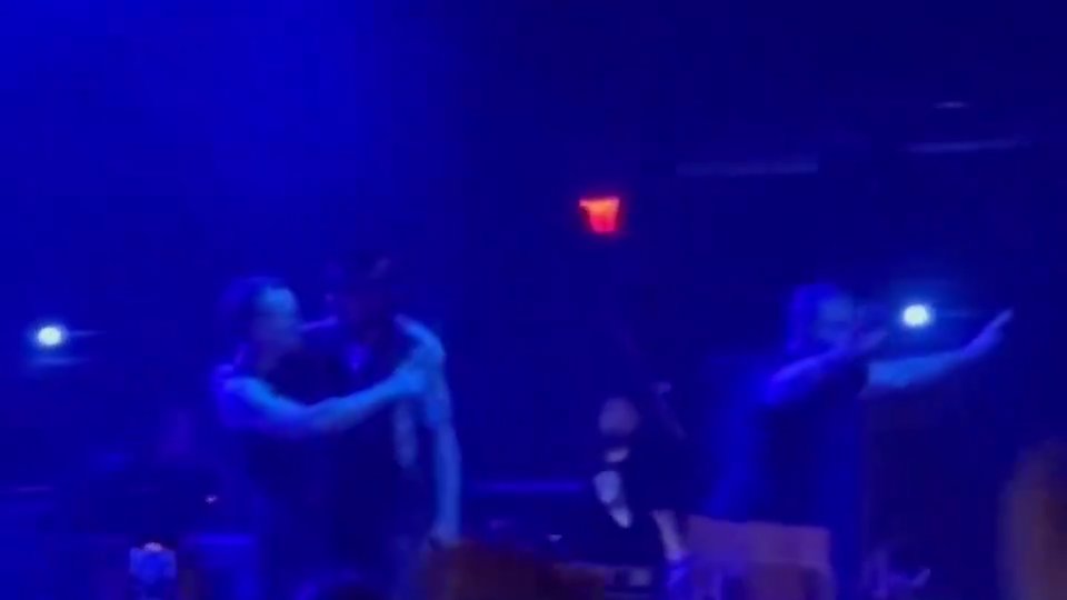 Pelea entre cantante y guitarrista de Jane's Addiction, aquí el motivo