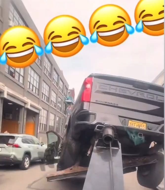 Le roba grúa que estaba sacando su auto y la destroza: video viral