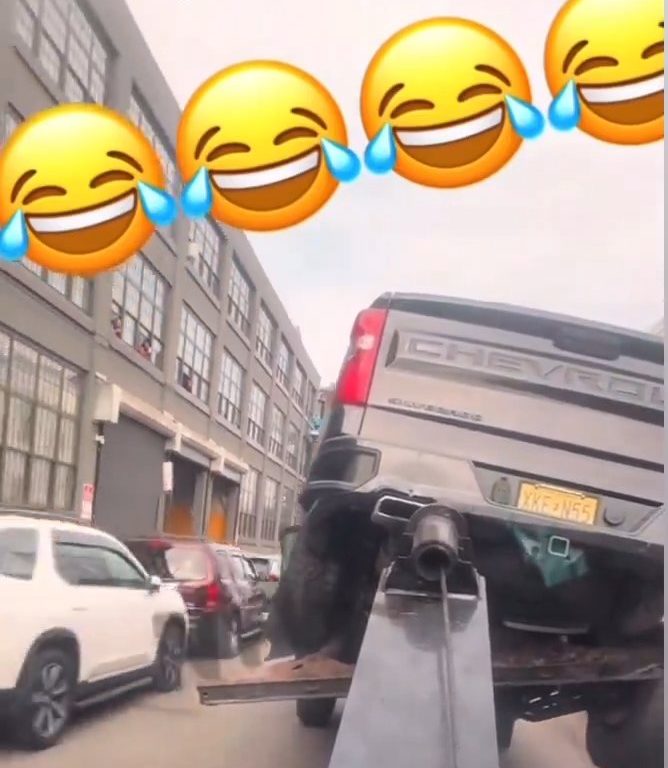 Le roba grúa que estaba sacando su auto y la destroza: video viral