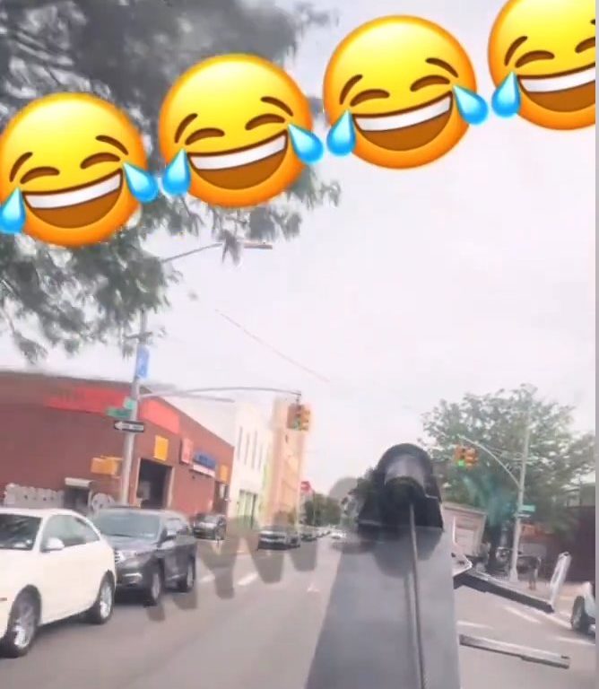 Le roba grúa que estaba sacando su auto y la destroza: video viral