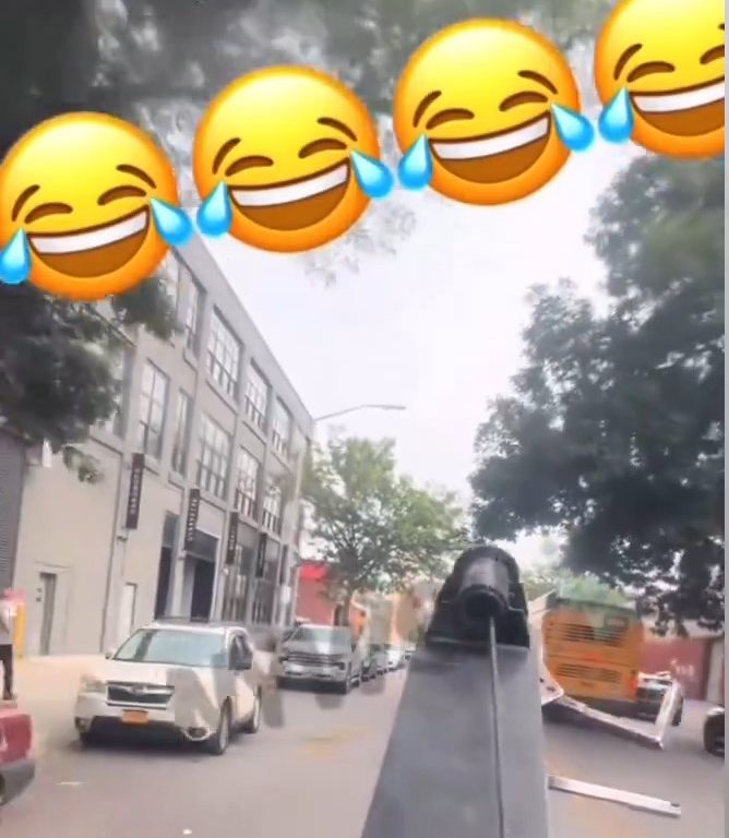 Le roba grúa que estaba sacando su auto y la destroza: video viral