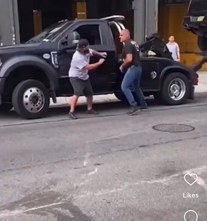 Le roba grúa que estaba sacando su auto y la destroza: video viral