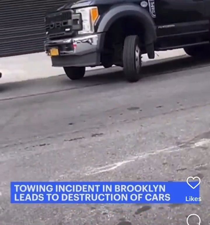 Le roba grúa que estaba sacando su auto y la destroza: video viral