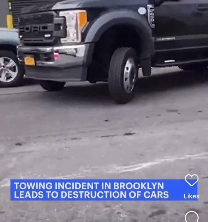 Le roba grúa que estaba sacando su auto y la destroza: video viral