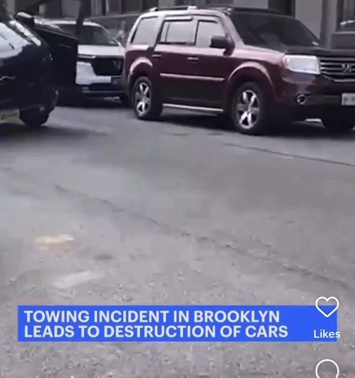 Le roba grúa que estaba sacando su auto y la destroza: video viral