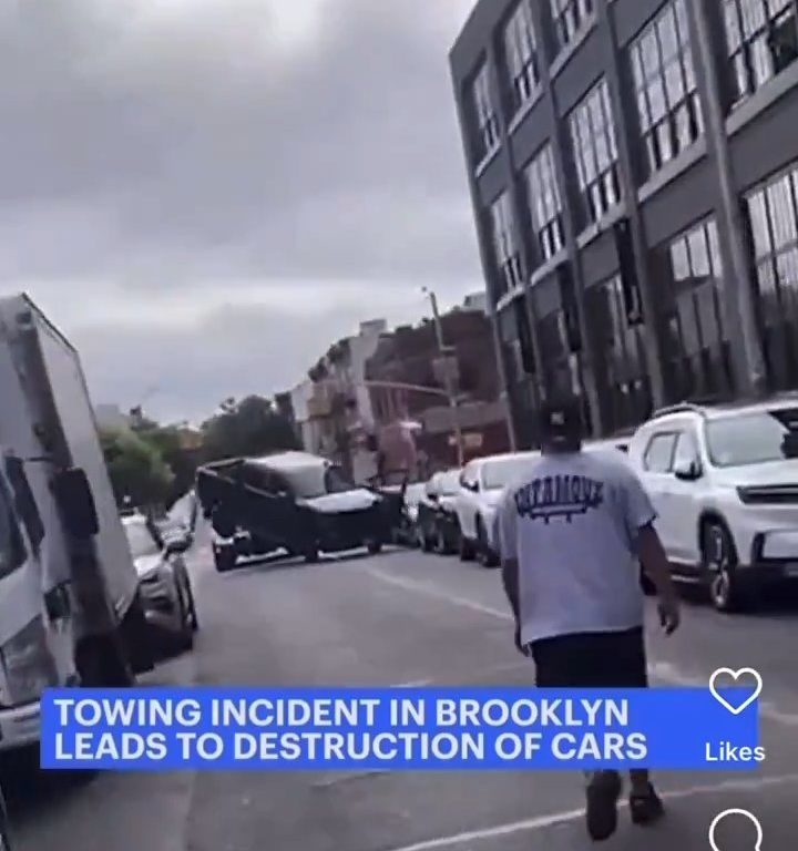 Le roba grúa que estaba sacando su auto y la destroza: video viral