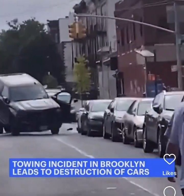 Le roba grúa que estaba sacando su auto y la destroza: video viral