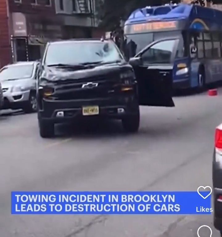 Le roba grúa que estaba sacando su auto y la destroza: video viral