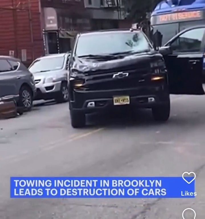 Le roba grúa que estaba sacando su auto y la destroza: video viral