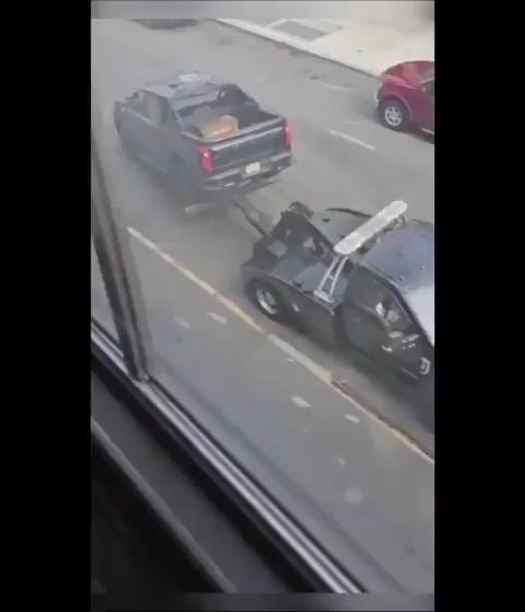 Ruba carro attrezzi che rimuoveva la sua auto e se la distrugge: video virale