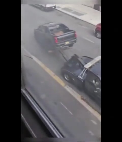 Le roba grúa que estaba sacando su auto y la destroza: video viral