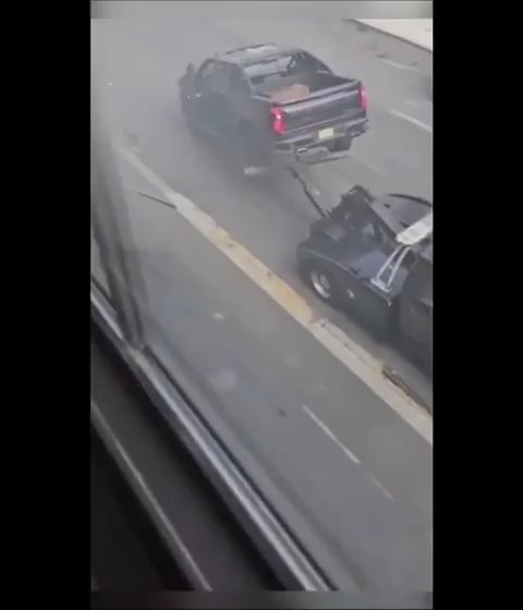 Le roba grúa que estaba sacando su auto y la destroza: video viral