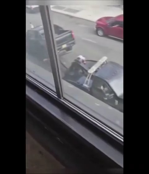 Le roba grúa que estaba sacando su auto y la destroza: video viral