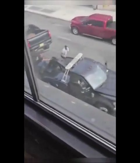 Le roba grúa que estaba sacando su auto y la destroza: video viral