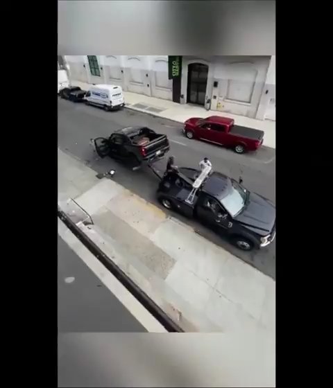 Le roba grúa que estaba sacando su auto y la destroza: video viral