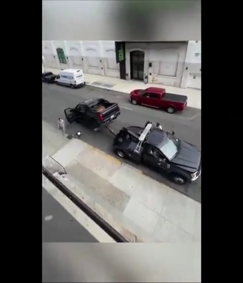 Le roba grúa que estaba sacando su auto y la destroza: video viral