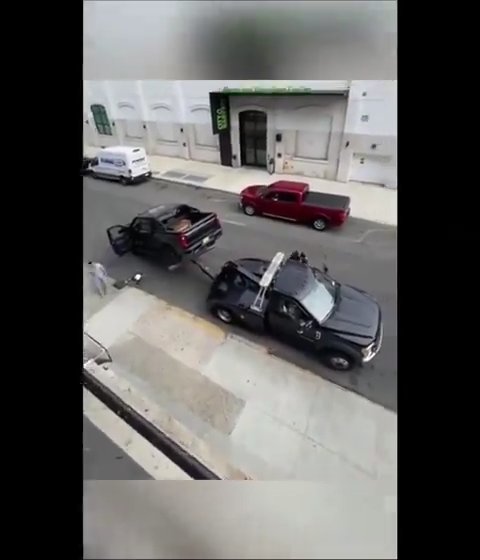 Le roba grúa que estaba sacando su auto y la destroza: video viral