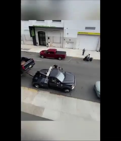 Le roba grúa que estaba sacando su auto y la destroza: video viral