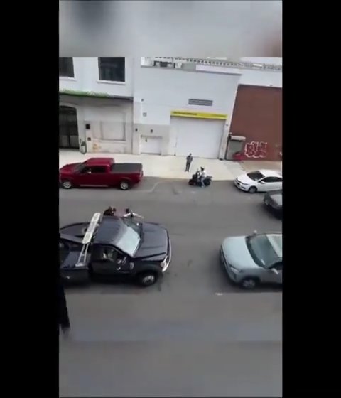 Il vole une dépanneuse qui enlevait sa voiture et la détruit : vidéo virale