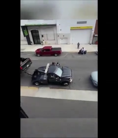 Il vole une dépanneuse qui enlevait sa voiture et la détruit : vidéo virale