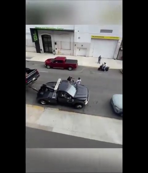 Le roba grúa que estaba sacando su auto y la destroza: video viral