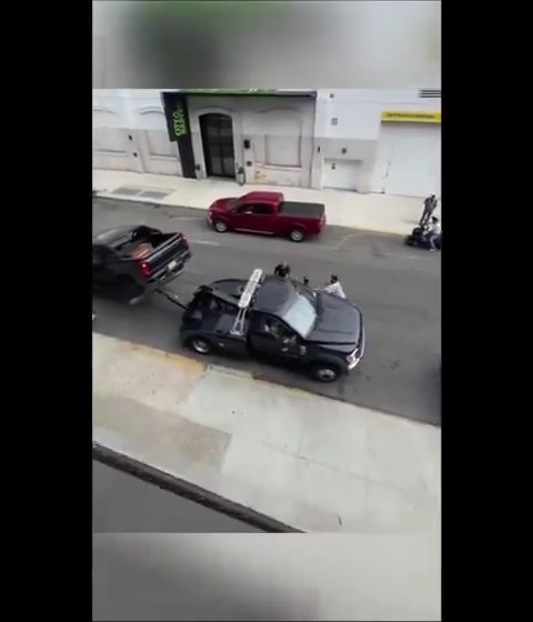 Le roba grúa que estaba sacando su auto y la destroza: video viral