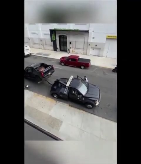 Le roba grúa que estaba sacando su auto y la destroza: video viral