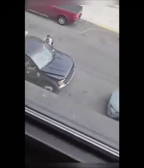 Il vole une dépanneuse qui enlevait sa voiture et la détruit : vidéo virale