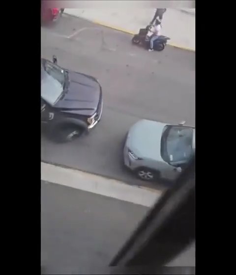 Le roba grúa que estaba sacando su auto y la destroza: video viral