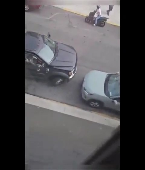 Le roba grúa que estaba sacando su auto y la destroza: video viral