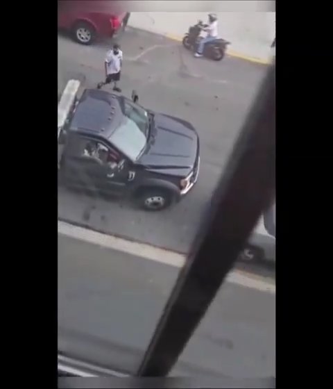 Le roba grúa que estaba sacando su auto y la destroza: video viral