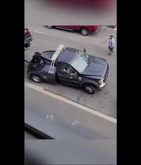 Le roba grúa que estaba sacando su auto y la destroza: video viral