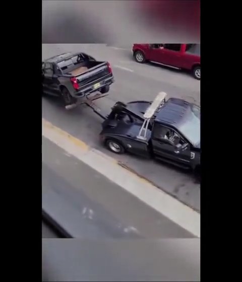 Ruba carro attrezzi che rimuoveva la sua auto e se la distrugge: video virale