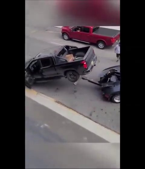 Il vole une dépanneuse qui enlevait sa voiture et la détruit : vidéo virale