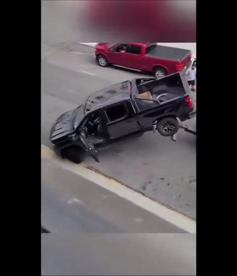 Le roba grúa que estaba sacando su auto y la destroza: video viral