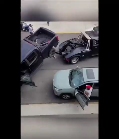 Le roba grúa que estaba sacando su auto y la destroza: video viral