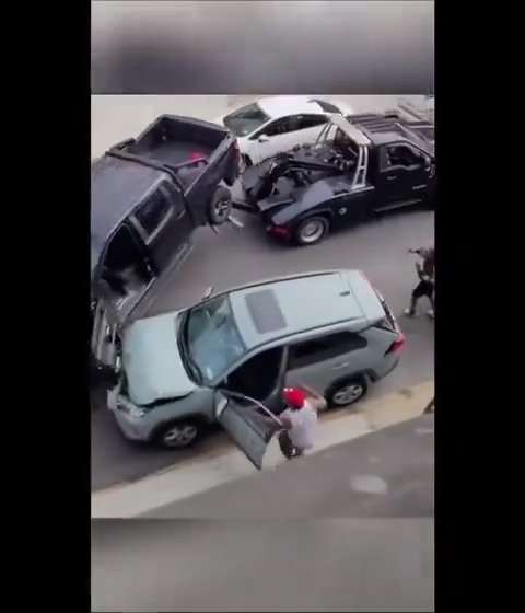 Il vole une dépanneuse qui enlevait sa voiture et la détruit : vidéo virale