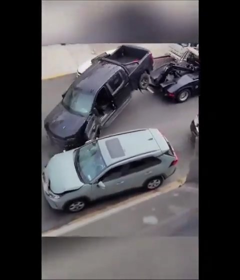 Ruba carro attrezzi che rimuoveva la sua auto e se la distrugge: video virale