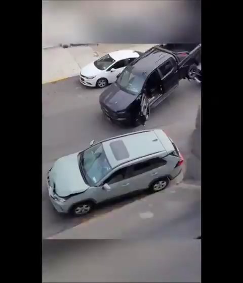 Le roba grúa que estaba sacando su auto y la destroza: video viral