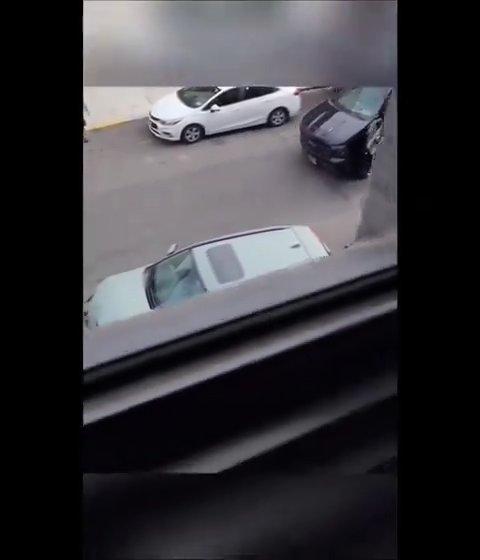 Ruba carro attrezzi che rimuoveva la sua auto e se la distrugge: video virale