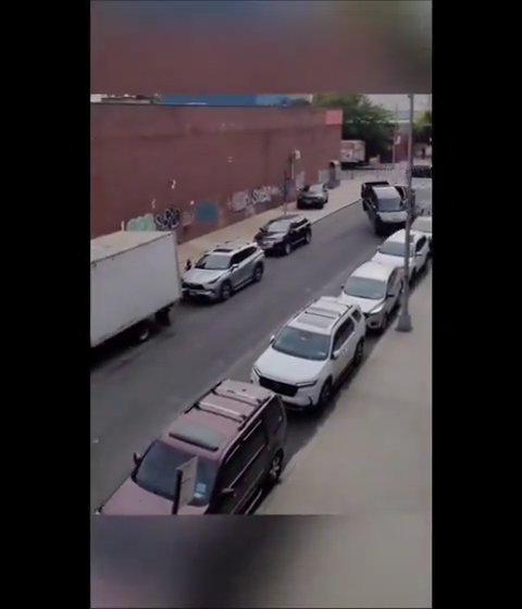 Le roba grúa que estaba sacando su auto y la destroza: video viral