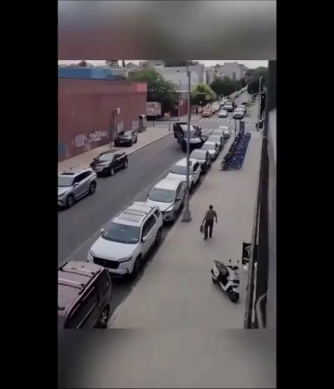 Le roba grúa que estaba sacando su auto y la destroza: video viral