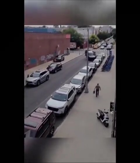 Le roba grúa que estaba sacando su auto y la destroza: video viral