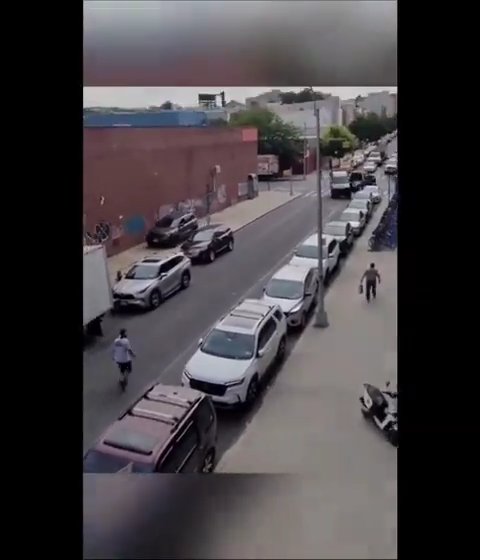 Le roba grúa que estaba sacando su auto y la destroza: video viral