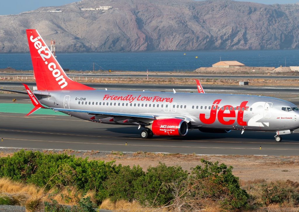 Il meurt à bord devant les autres passagers, l'avion est obligé d'atterrir