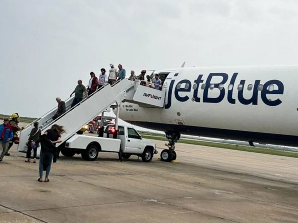 Scoppio e fumo nella stiva, aereo in picchiata per atterraggio d'emergenza